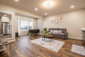 New&Stylish&Cozy Suit near Spruce Meadows Sleeps 6- Backyard-EV